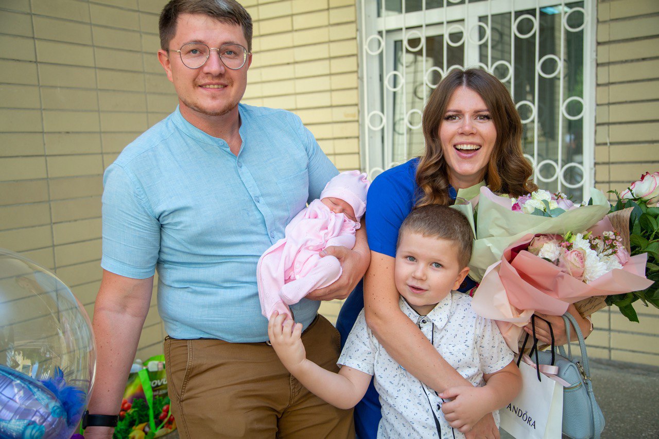 Домовтеся з чоловіком на березі, хто за що відповідає: топ зіркових правил щасливого материнства